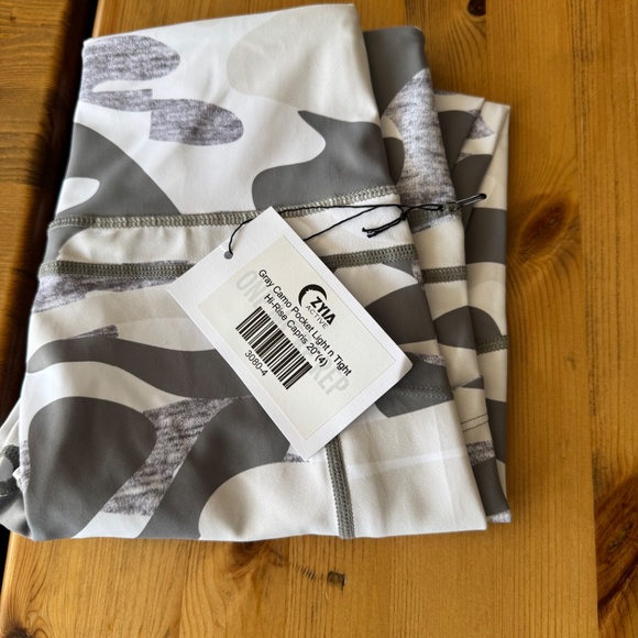 Zyia Gray Camo Pocket Light N Tight Hi-rise Capris 20” New With Tags Size 4 - Picture 2 of 3